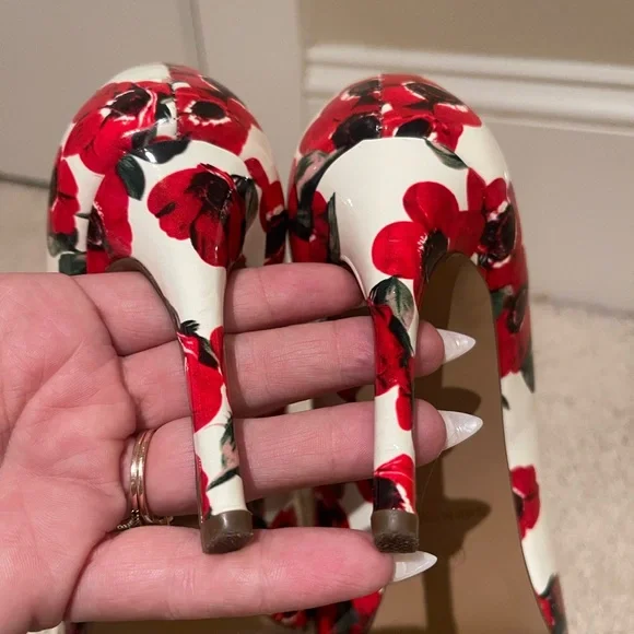 Betsey Johnson Heels Women 9.5 Shoes Red White Floral Print Prince Pumps Bow - Picture 6 of 8